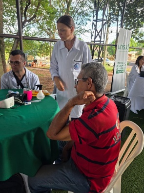 Estudiantes de medicina brindan atención médica comunitaria a un paciente en la jornada de UNISUD.