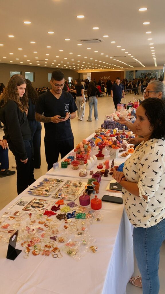 Estudiantes y artesanas interactúan en la feria de artesanías UNISUD por el Día de la Mujer Paraguaya.