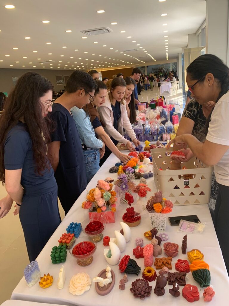 Estudiantes de medicina observan productos en la feria de artesanías por el Día de la Mujer Paraguaya.