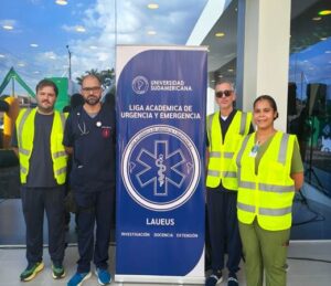 Estudiantes y docentes de la Liga de Urgencia brindando cobertura preventiva en el evento Med Start Unisud.