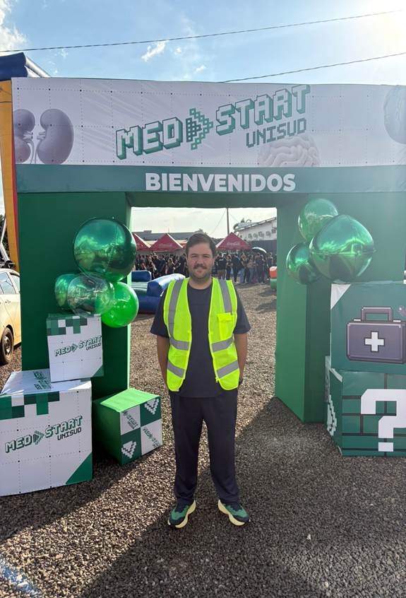 Voluntario con chaleco reflectante en la entrada del evento Med Start Unisud para brindar prevención y primeros auxilios.