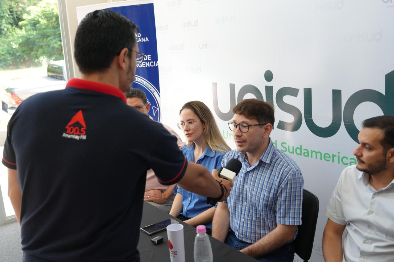 Periodista de Amambay FM entrevista a organizadores sobre la donación de sangre en UNISUD.