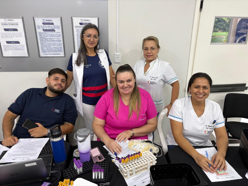 Profesionales y estudiantes en la mesa de registro durante la jornada de donación de sangre en UNISUD.