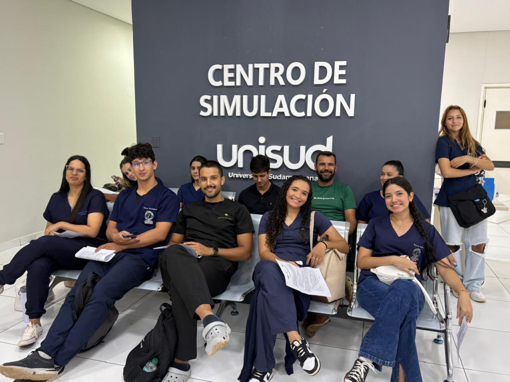 Estudiantes de medicina de UNISUD aguardando en el Centro de Simulación durante la jornada de donación de sangre.