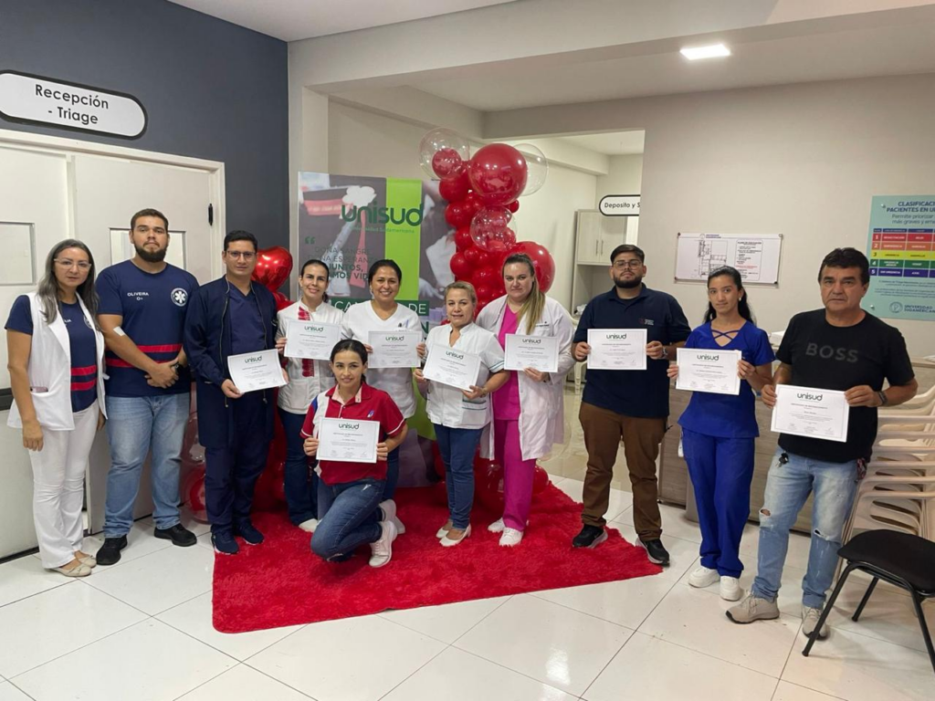 Estudiantes y donantes sonríen con globos rojos en la jornada de donación de sangre de la UNISUD.