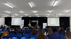 Estudiantes asisten a la capacitación previa a la jornada de donación de sangre en el auditorio de UNISUD.