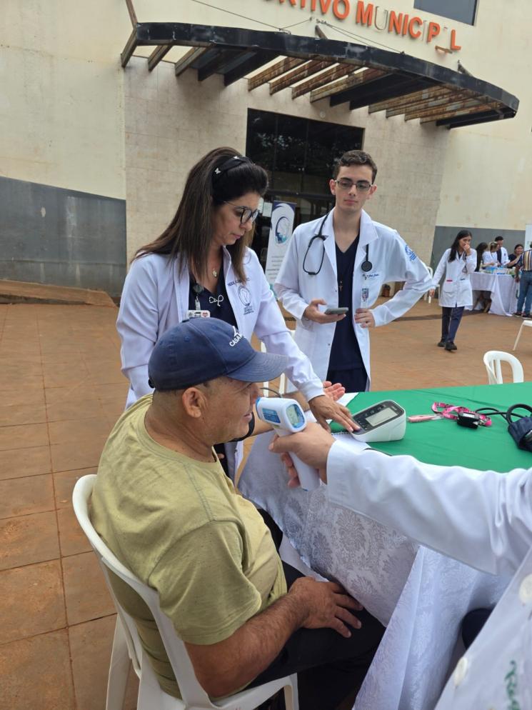 Profesionales toman la temperatura y presión a un hombre durante una jornada de atención médica en Saltos del Guairá.