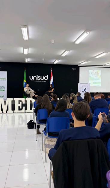 Estudiantes de medicina de UNISUD asisten a una capacitación sobre la jornada de donación de sangre.
