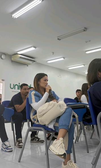 Estudiante de medicina hablando por micrófono durante la jornada de donación de sangre en la UNISUD.